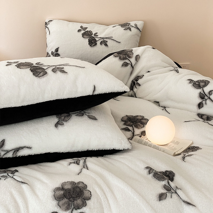 91家纺网 家纺一手货源 找家纺 安哆啦家纺 2025新款高克重兔毛绒印花牛奶绒四件套 黑玫瑰