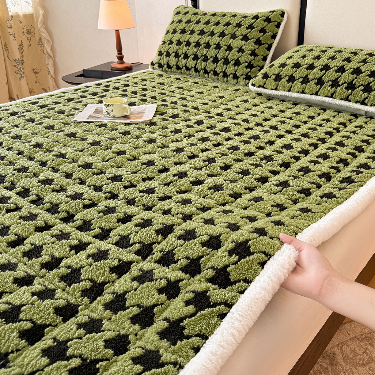 91家纺网 家纺一手货源 找家纺 （总）LIFE.丽芙 2025秋冬新款色纱提花舒棉绒加厚夹棉床垫床护垫单件简约床褥床垫子三件套