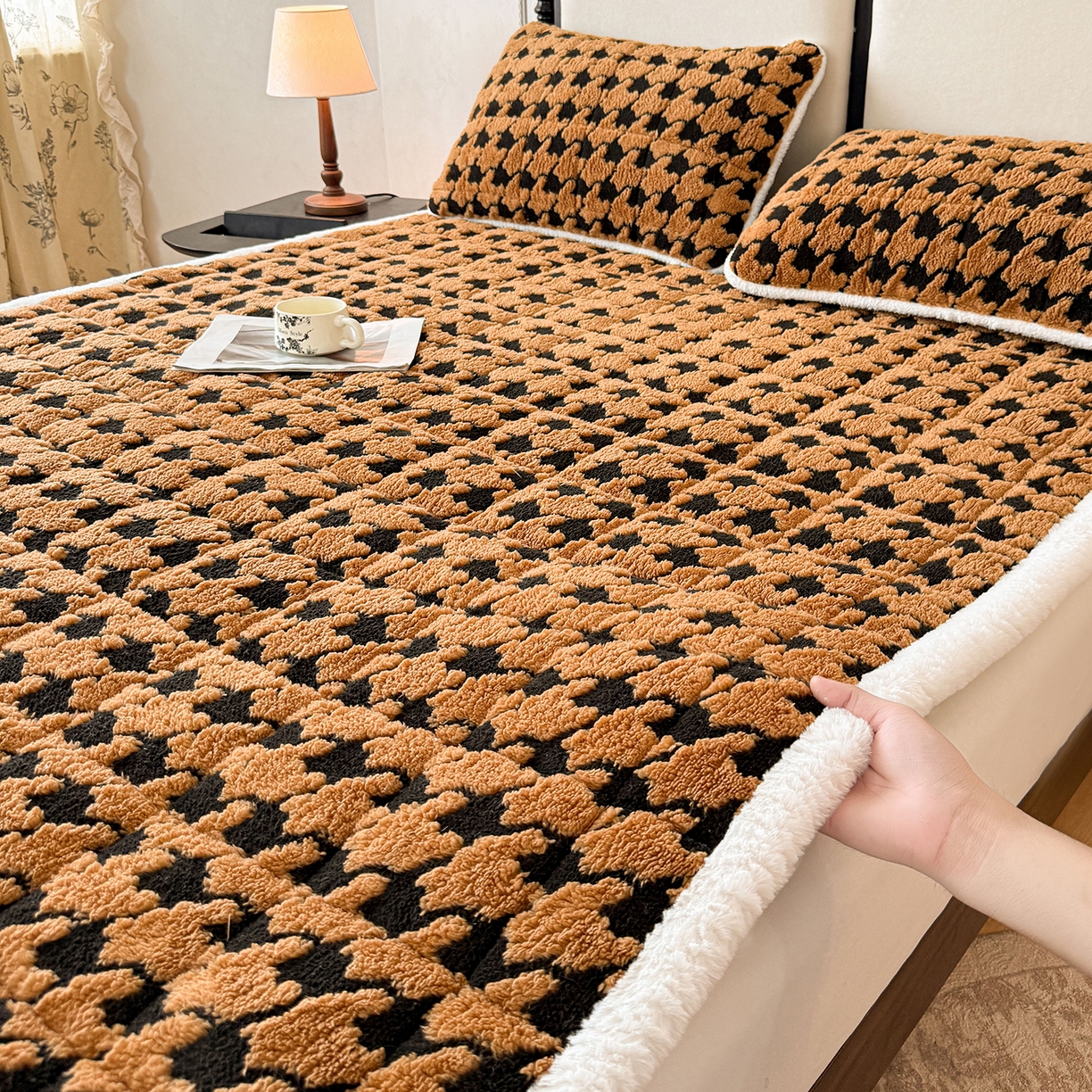 91家纺网 家纺一手货源 找家纺 （总）LIFE.丽芙 2025秋冬新款色纱提花舒棉绒加厚夹棉床垫床护垫单件简约床褥床垫子三件套