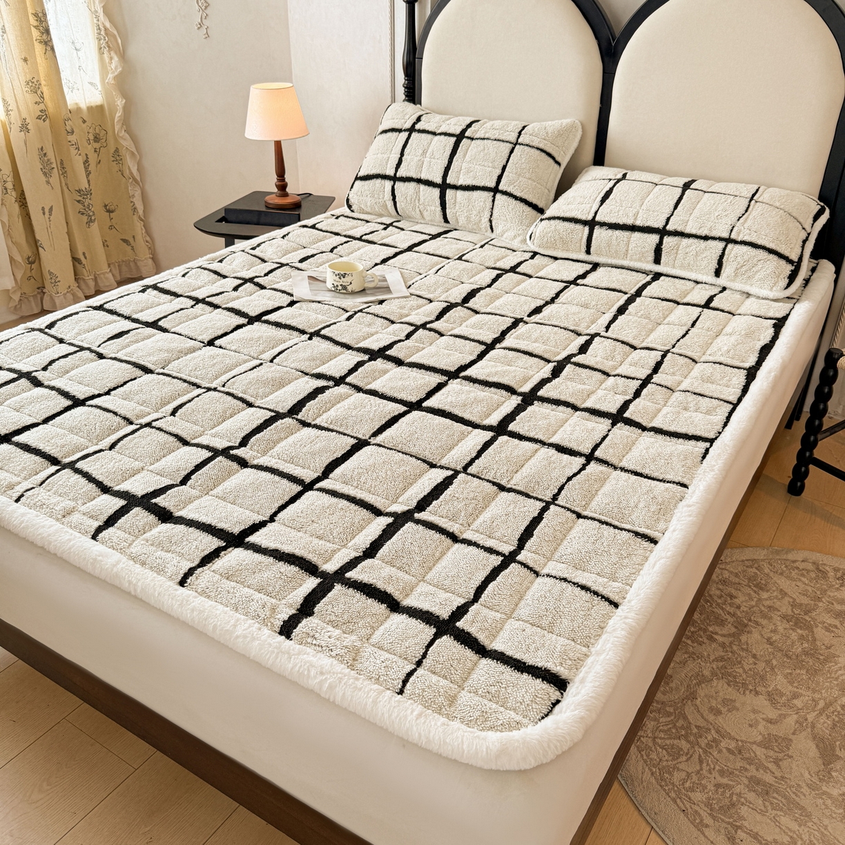 91家纺网 家纺一手货源 找家纺 LIFE.丽芙 2025秋冬新款色纱提花舒棉绒加厚夹棉床垫床护垫单件简约床褥床垫子三件套 格调-黑白