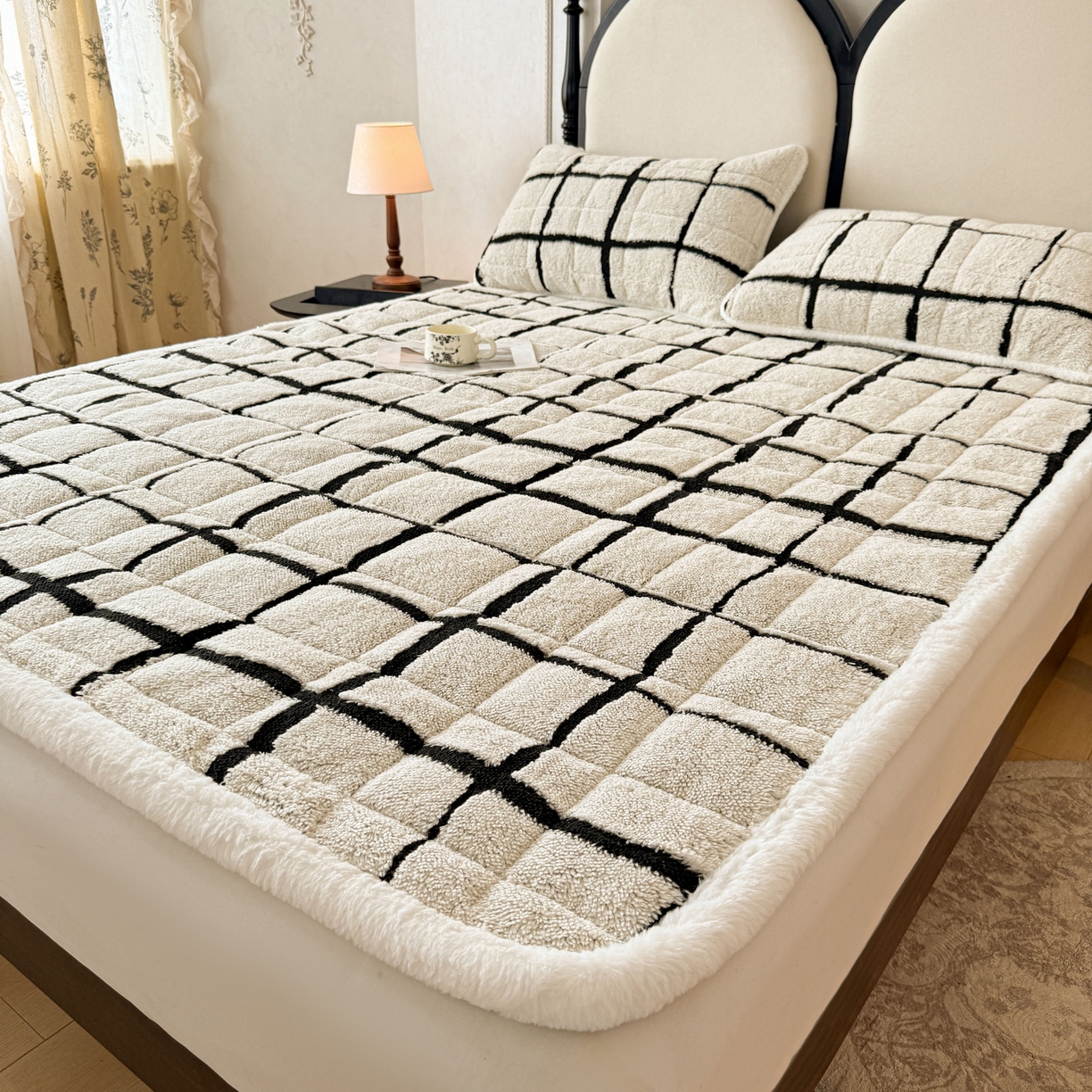 91家纺网 家纺一手货源 找家纺 LIFE.丽芙 2025秋冬新款色纱提花舒棉绒加厚夹棉床垫床护垫单件简约床褥床垫子三件套 格调-黑白