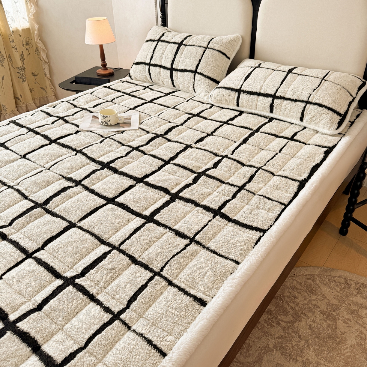 91家纺网 家纺一手货源 找家纺 LIFE.丽芙 2025秋冬新款色纱提花舒棉绒加厚夹棉床垫床护垫单件简约床褥床垫子三件套 格调-黑白