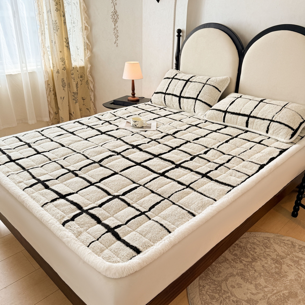 91家纺网 家纺一手货源 找家纺 LIFE.丽芙 2025秋冬新款色纱提花舒棉绒加厚夹棉床垫床护垫单件简约床褥床垫子三件套 格调-黑白