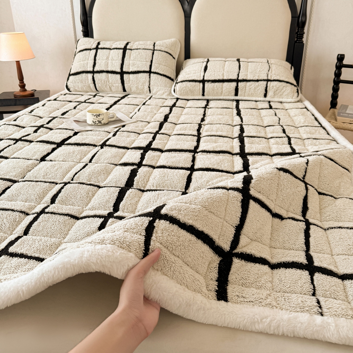 91家纺网 家纺一手货源 找家纺 LIFE.丽芙 2025秋冬新款色纱提花舒棉绒加厚夹棉床垫床护垫单件简约床褥床垫子三件套 格调-黑白