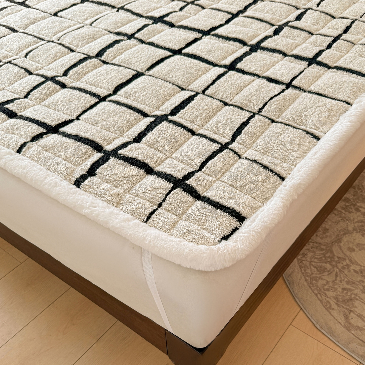 91家纺网 家纺一手货源 找家纺 LIFE.丽芙 2025秋冬新款色纱提花舒棉绒加厚夹棉床垫床护垫单件简约床褥床垫子三件套 格调-黑白