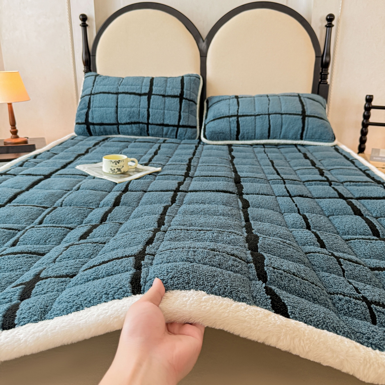 91家纺网 家纺一手货源 找家纺 LIFE.丽芙 2025秋冬新款色纱提花舒棉绒加厚夹棉床垫床护垫单件简约床褥床垫子三件套 格调-蓝灰