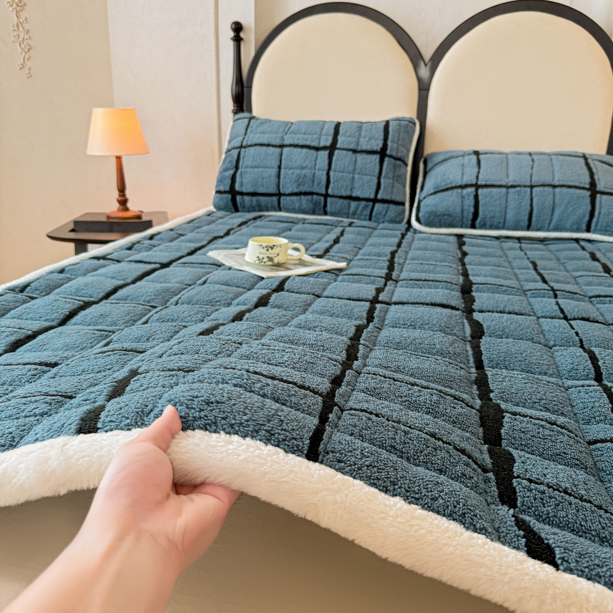 91家纺网 家纺一手货源 找家纺 LIFE.丽芙 2025秋冬新款色纱提花舒棉绒加厚夹棉床垫床护垫单件简约床褥床垫子三件套 格调-蓝灰