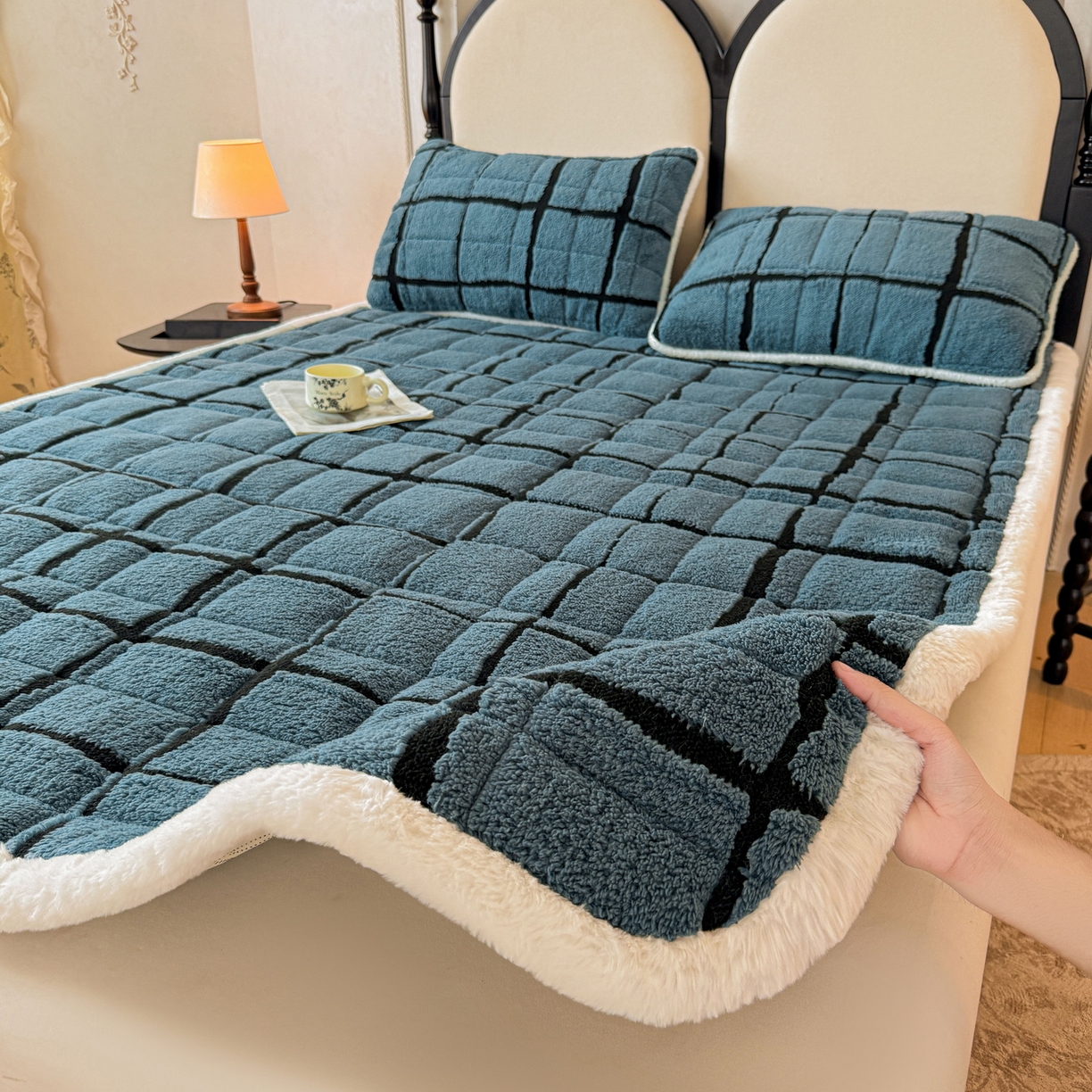 91家纺网 家纺一手货源 找家纺 LIFE.丽芙 2025秋冬新款色纱提花舒棉绒加厚夹棉床垫床护垫单件简约床褥床垫子三件套 格调-蓝灰