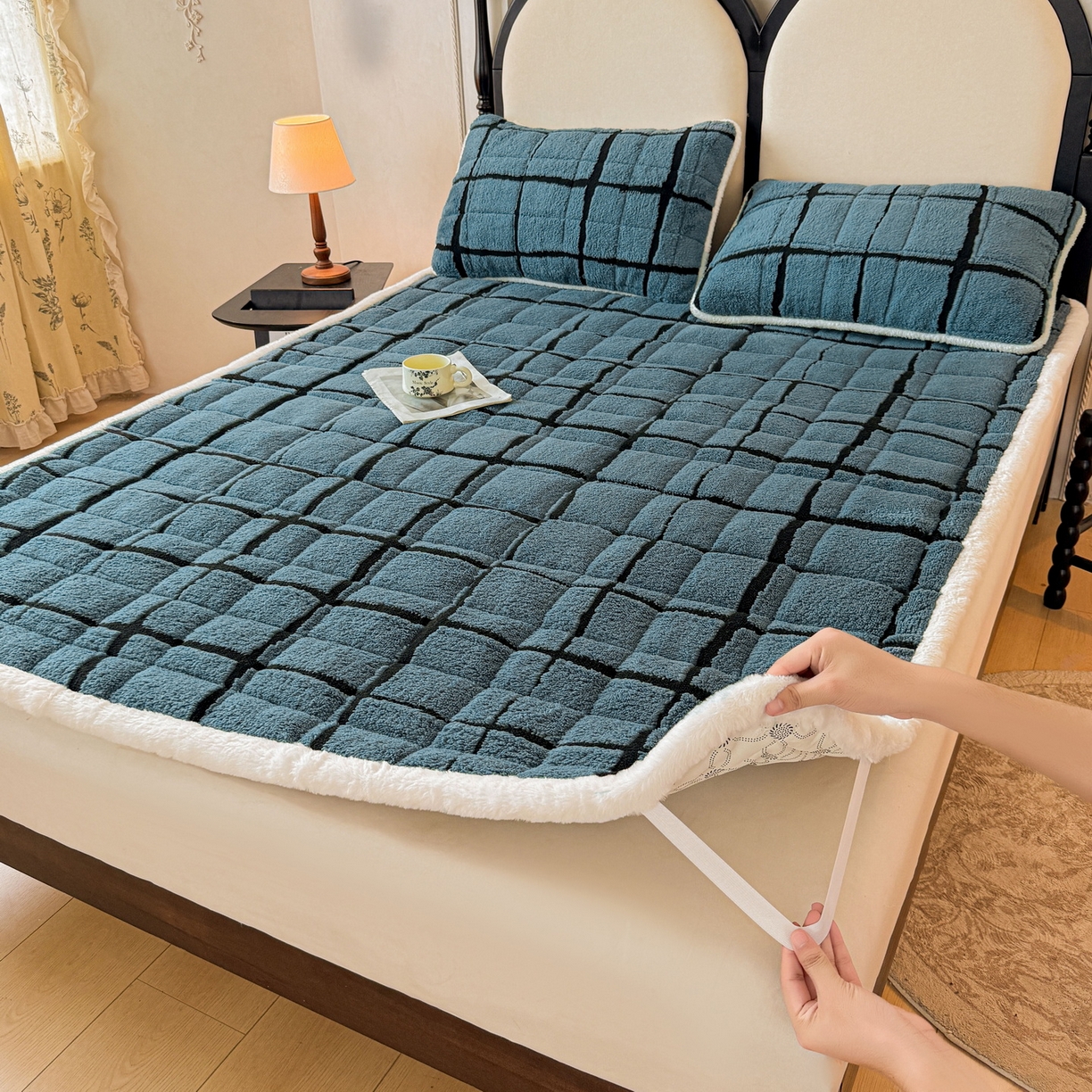 91家纺网 家纺一手货源 找家纺 LIFE.丽芙 2025秋冬新款色纱提花舒棉绒加厚夹棉床垫床护垫单件简约床褥床垫子三件套 格调-蓝灰