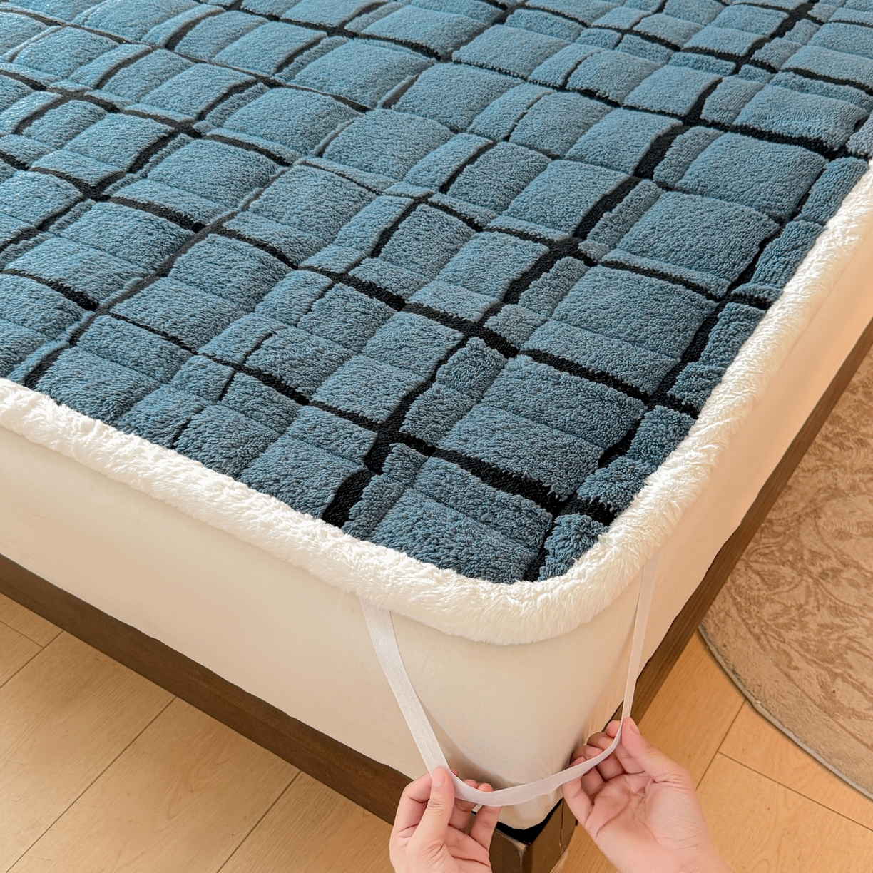 91家纺网 家纺一手货源 找家纺 LIFE.丽芙 2025秋冬新款色纱提花舒棉绒加厚夹棉床垫床护垫单件简约床褥床垫子三件套 格调-蓝灰