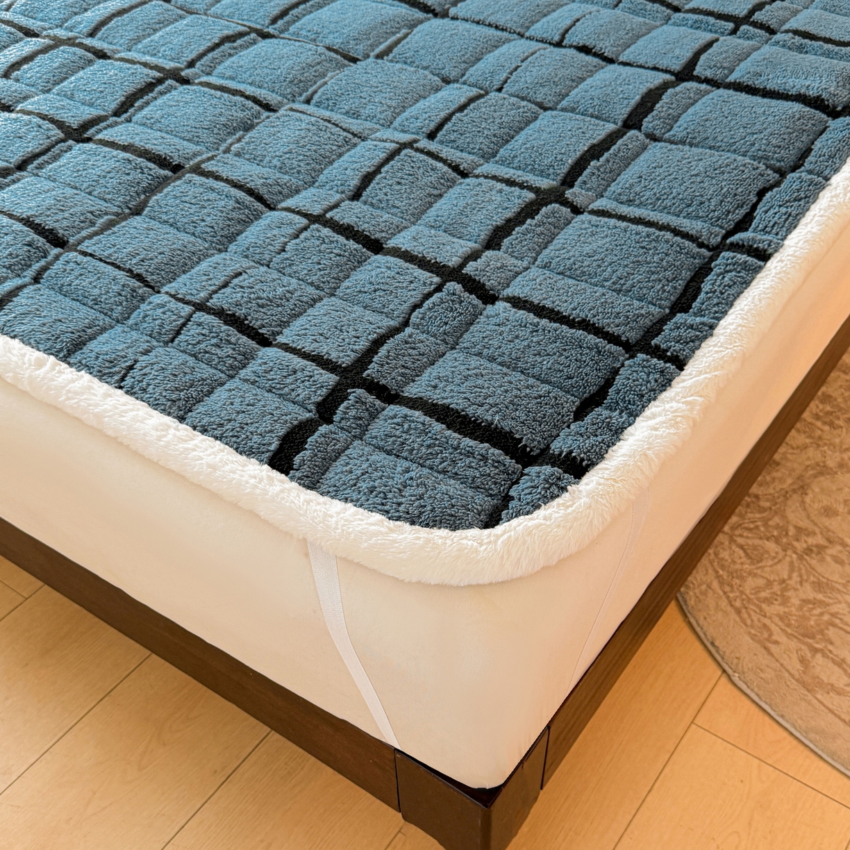 91家纺网 家纺一手货源 找家纺 LIFE.丽芙 2025秋冬新款色纱提花舒棉绒加厚夹棉床垫床护垫单件简约床褥床垫子三件套 格调-蓝灰