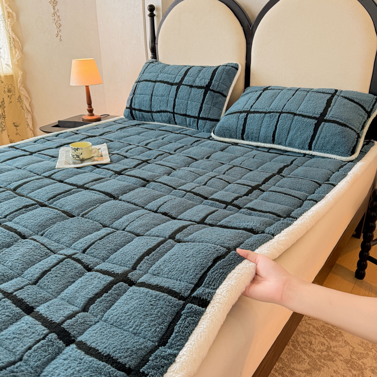 91家纺网 家纺一手货源 找家纺 LIFE.丽芙 2025秋冬新款色纱提花舒棉绒加厚夹棉床垫床护垫单件简约床褥床垫子三件套 格调-蓝灰