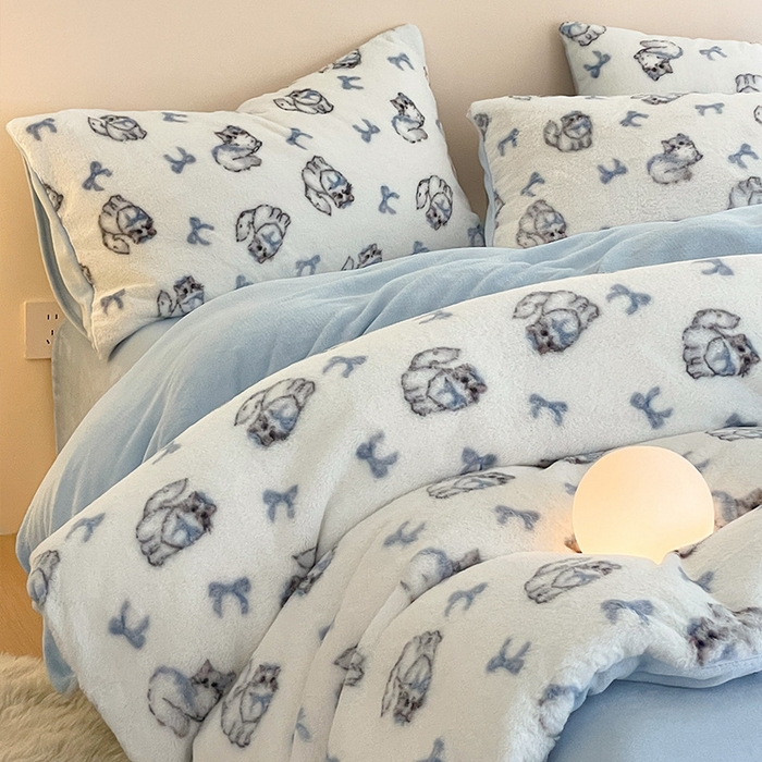 91家纺网 家纺一手货源 找家纺 安哆啦家纺 2025新款高克重兔毛绒印花牛奶绒四件套 精致猫