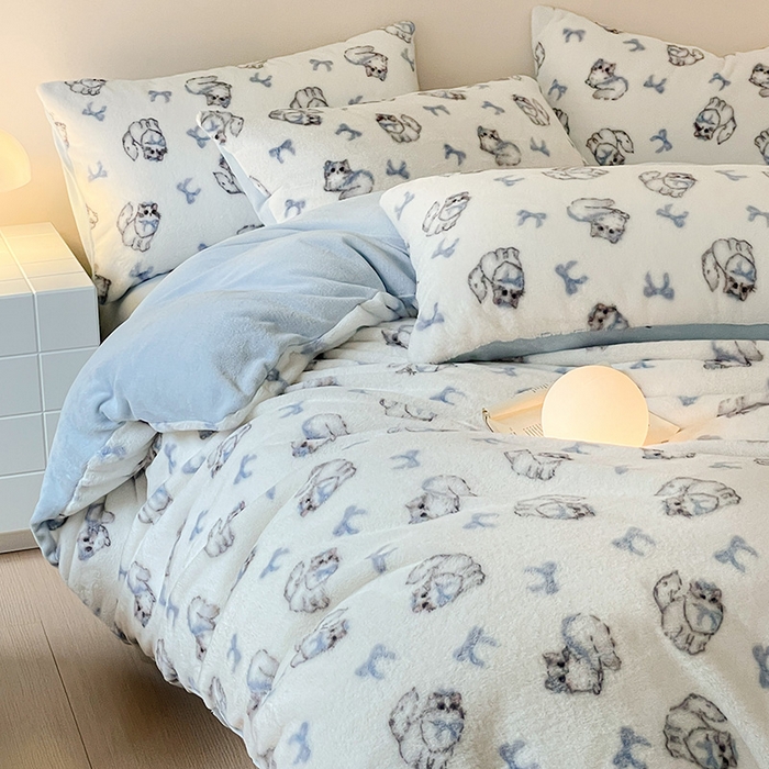 91家纺网 家纺一手货源 找家纺 安哆啦家纺 2025新款高克重兔毛绒印花牛奶绒四件套 精致猫