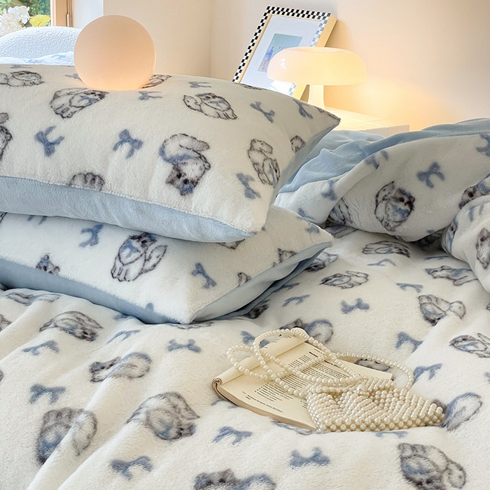 91家纺网 家纺一手货源 找家纺 安哆啦家纺 2025新款高克重兔毛绒印花牛奶绒四件套 精致猫