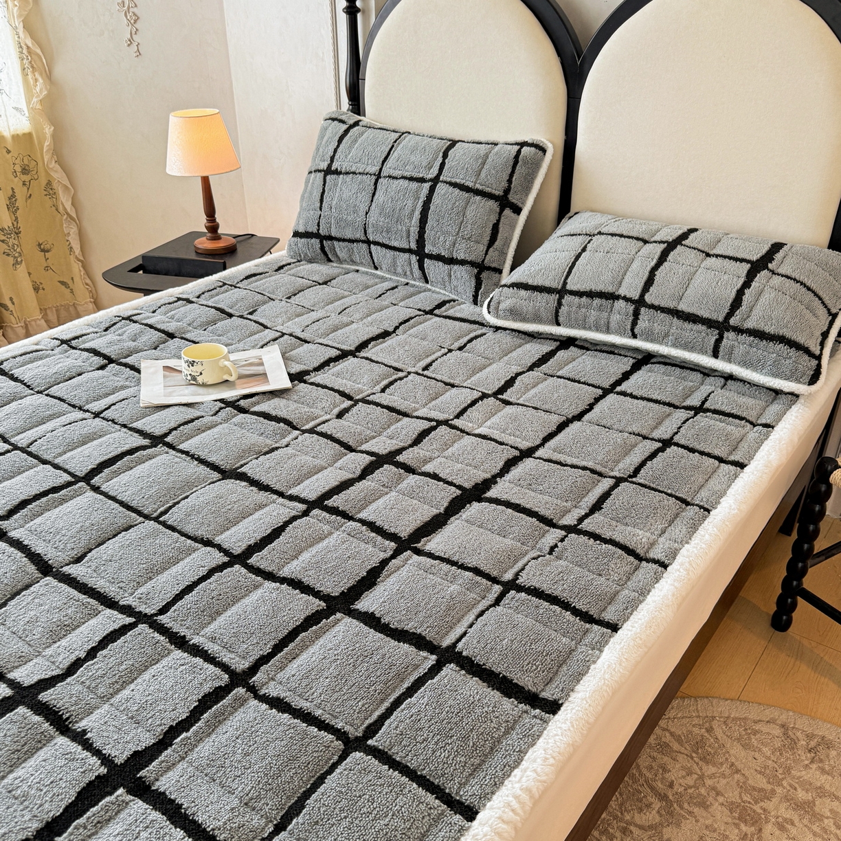 91家纺网 家纺一手货源 找家纺 LIFE.丽芙 2025秋冬新款色纱提花舒棉绒加厚夹棉床垫床护垫单件简约床褥床垫子三件套 格调-灰色