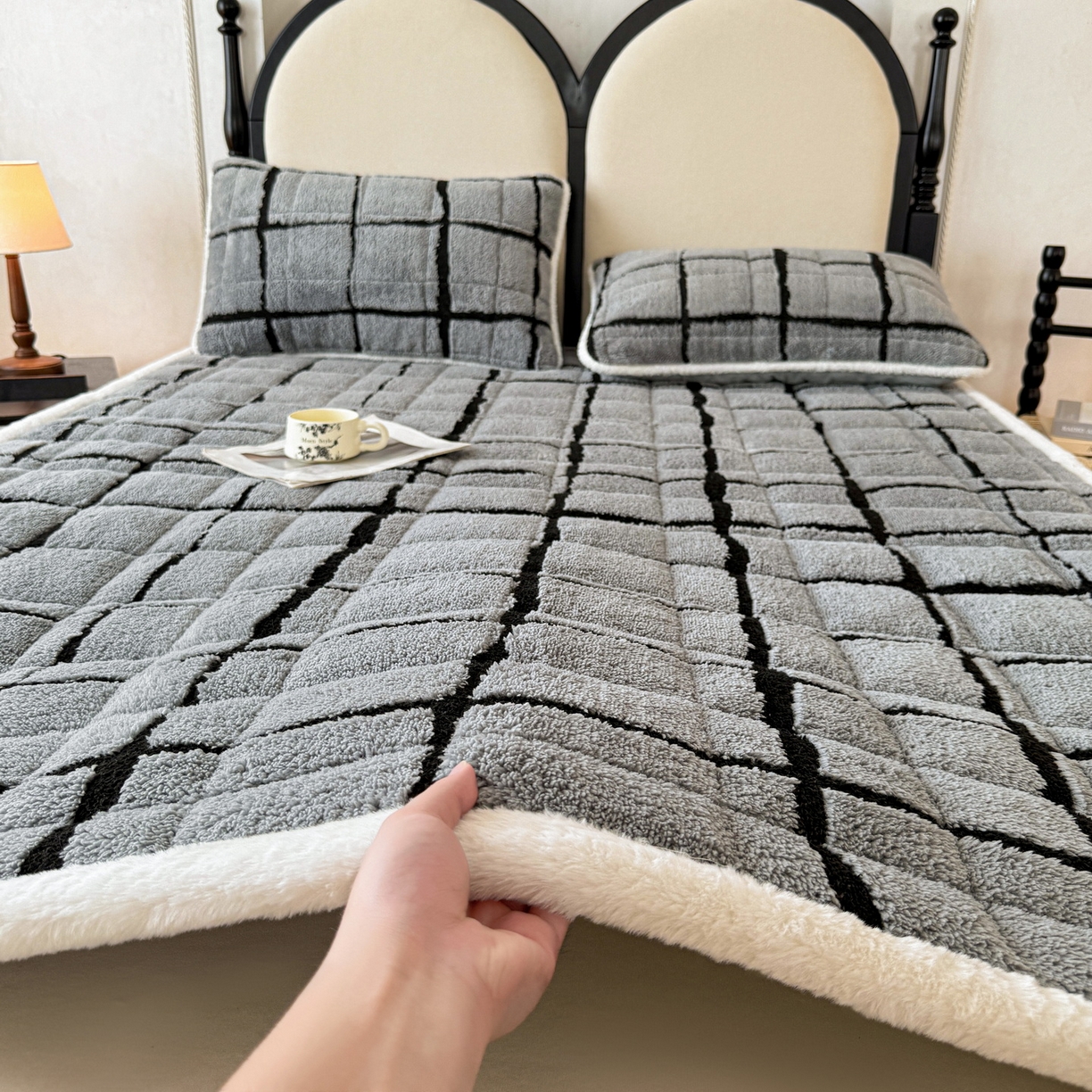 91家纺网 家纺一手货源 找家纺 LIFE.丽芙 2025秋冬新款色纱提花舒棉绒加厚夹棉床垫床护垫单件简约床褥床垫子三件套 格调-灰色