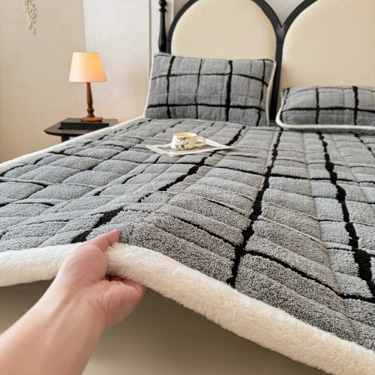 91家纺网 家纺一手货源 找家纺 LIFE.丽芙 2025秋冬新款色纱提花舒棉绒加厚夹棉床垫床护垫单件简约床褥床垫子三件套 格调-灰色