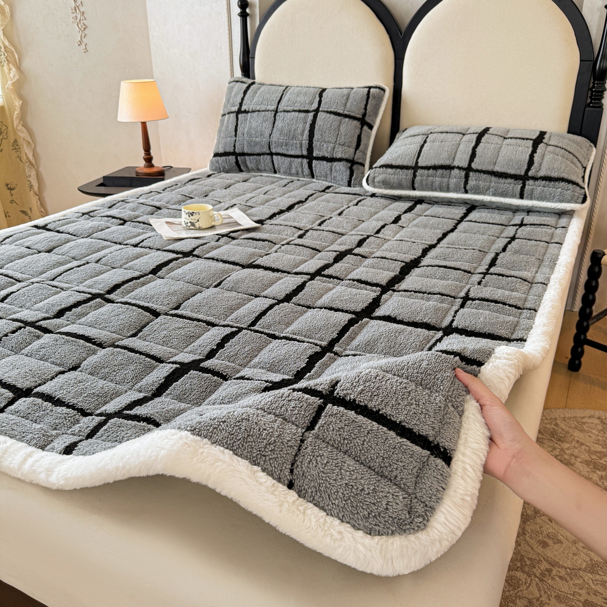 91家纺网 家纺一手货源 找家纺 LIFE.丽芙 2025秋冬新款色纱提花舒棉绒加厚夹棉床垫床护垫单件简约床褥床垫子三件套 格调-灰色