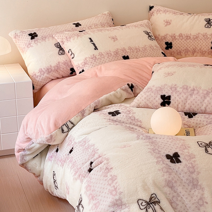 91家纺网 家纺一手货源 找家纺 安哆啦家纺 2025新款高克重兔毛绒印花牛奶绒四件套 蕾丝蝴蝶结