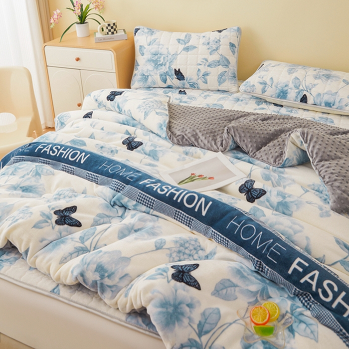 91家纺网 家纺一手货源 找家纺 柏薇 2025新款A类牛奶绒豆豆绒加厚冬被被子被芯 青花蝴蝶