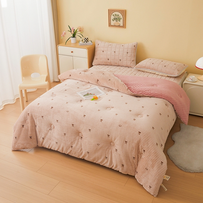 91家纺网 家纺一手货源 找家纺 柏薇 2025新款A类牛奶绒豆豆绒加厚冬被被子被芯 粉色蝴蝶结