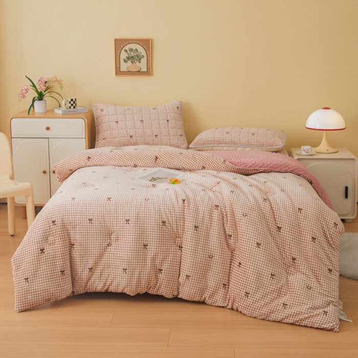 91家纺网 家纺一手货源 找家纺 柏薇 2025新款A类牛奶绒豆豆绒加厚冬被被子被芯 粉色蝴蝶结