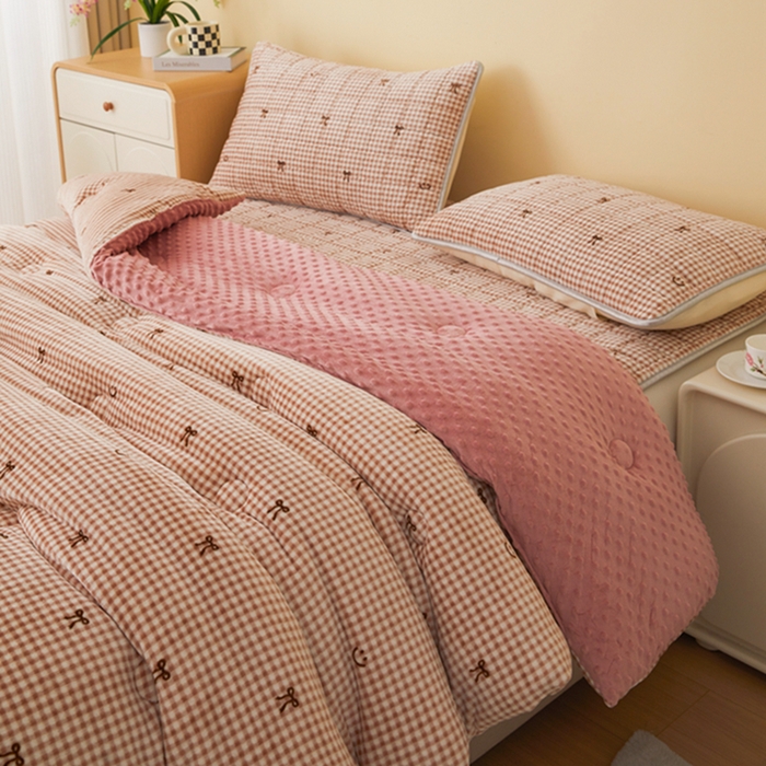 91家纺网 家纺一手货源 找家纺 柏薇 2025新款A类牛奶绒豆豆绒加厚冬被被子被芯 粉色蝴蝶结