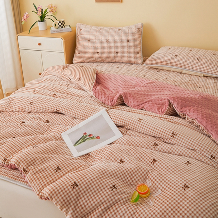 91家纺网 家纺一手货源 找家纺 柏薇 2025新款A类牛奶绒豆豆绒加厚冬被被子被芯 粉色蝴蝶结