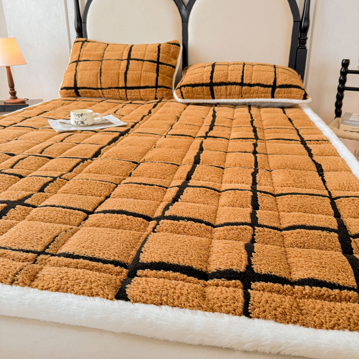 91家纺网 家纺一手货源 找家纺 LIFE.丽芙 2025秋冬新款色纱提花舒棉绒加厚夹棉床垫床护垫单件简约床褥床垫子三件套 格调-黄棕