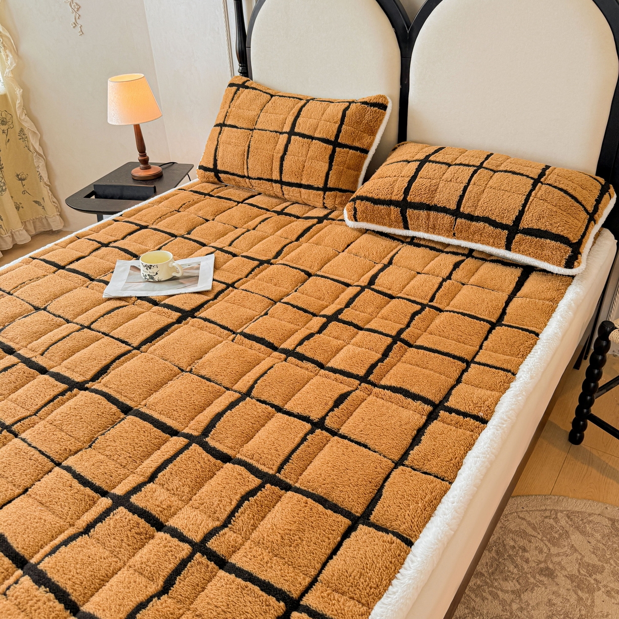 91家纺网 家纺一手货源 找家纺 LIFE.丽芙 2025秋冬新款色纱提花舒棉绒加厚夹棉床垫床护垫单件简约床褥床垫子三件套 格调-黄棕