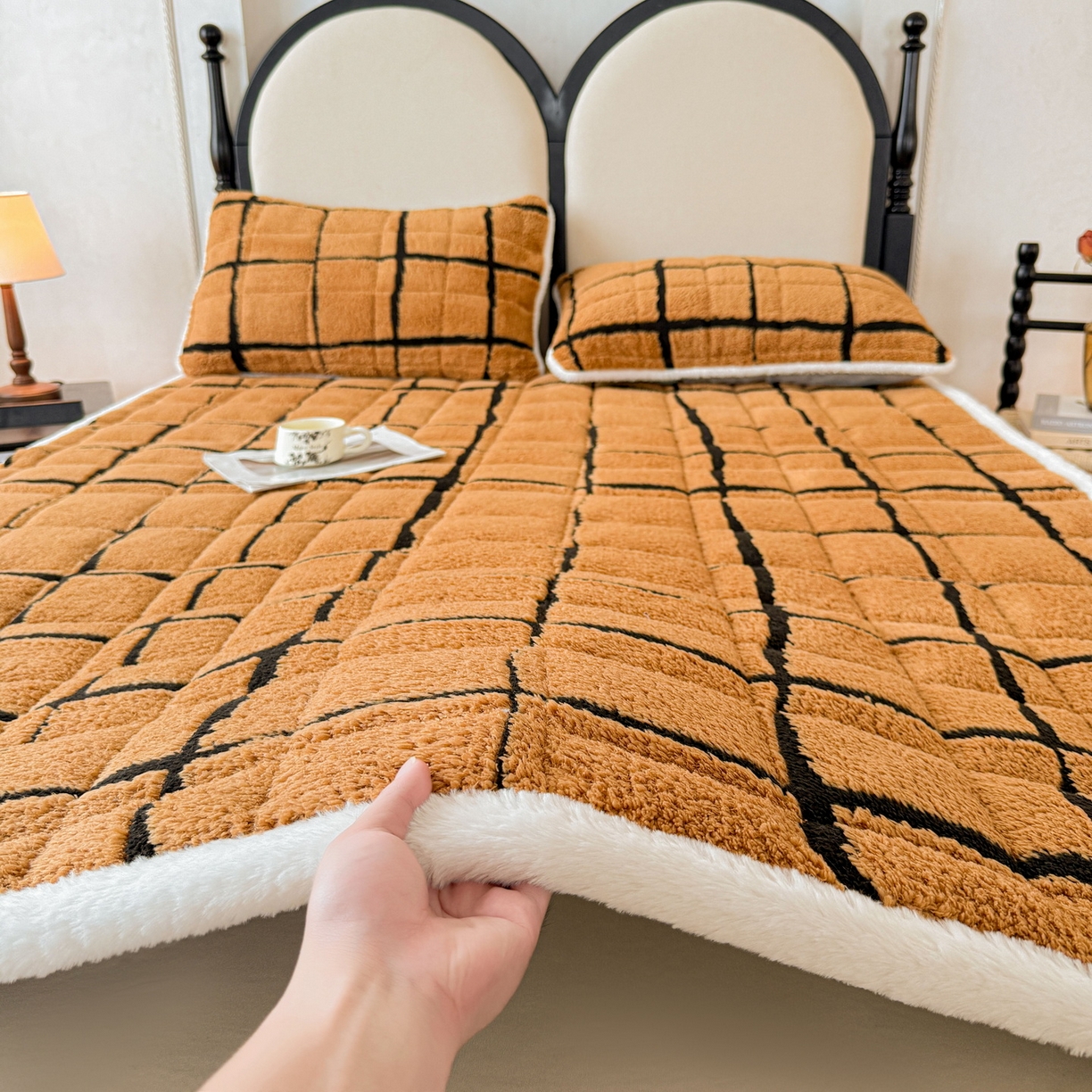 91家纺网 家纺一手货源 找家纺 LIFE.丽芙 2025秋冬新款色纱提花舒棉绒加厚夹棉床垫床护垫单件简约床褥床垫子三件套 格调-黄棕