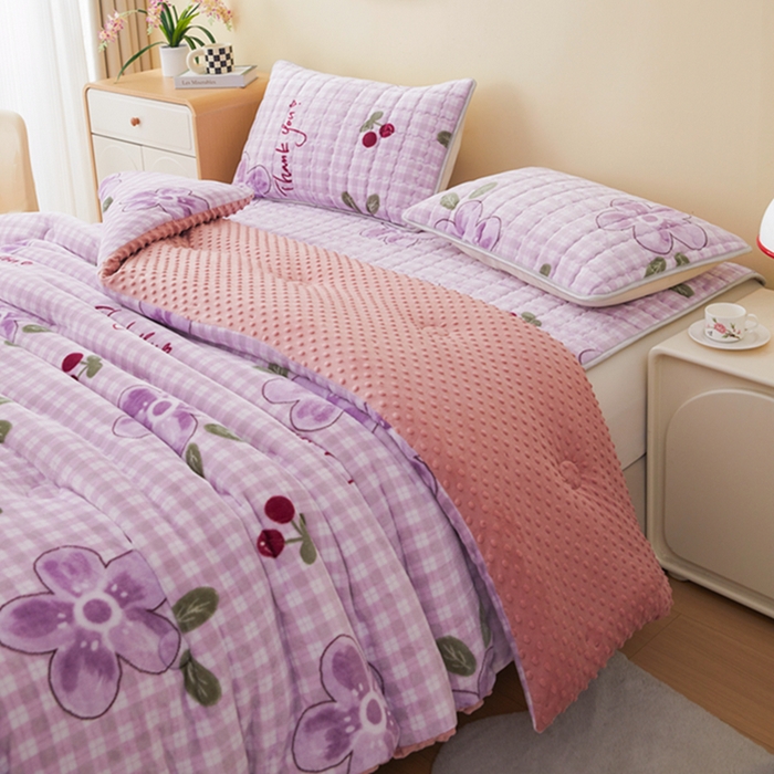 91家纺网 家纺一手货源 找家纺 柏薇 2025新款A类牛奶绒豆豆绒加厚冬被被子被芯 粉紫梅花