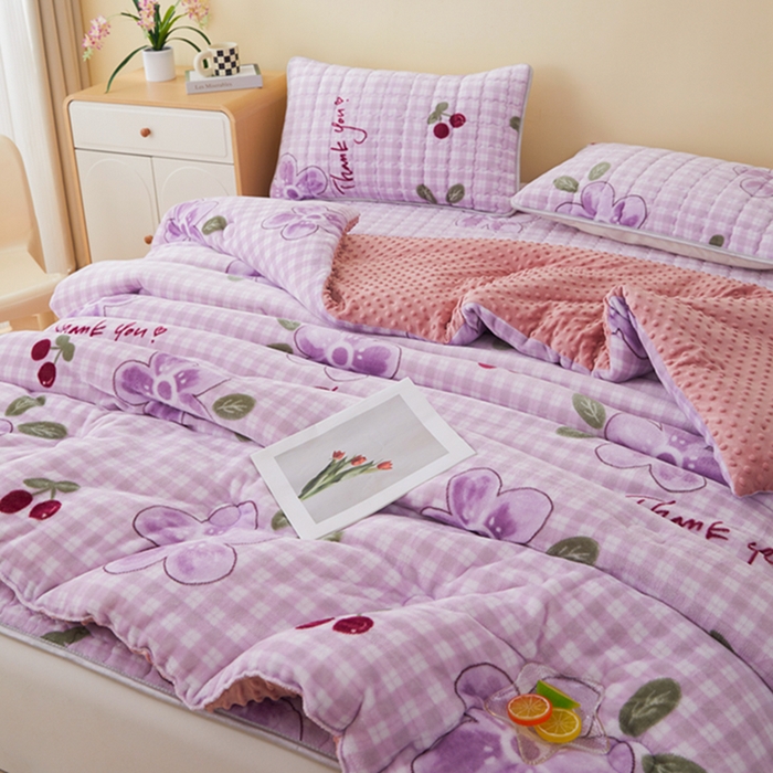 91家纺网 家纺一手货源 找家纺 柏薇 2025新款A类牛奶绒豆豆绒加厚冬被被子被芯 粉紫梅花