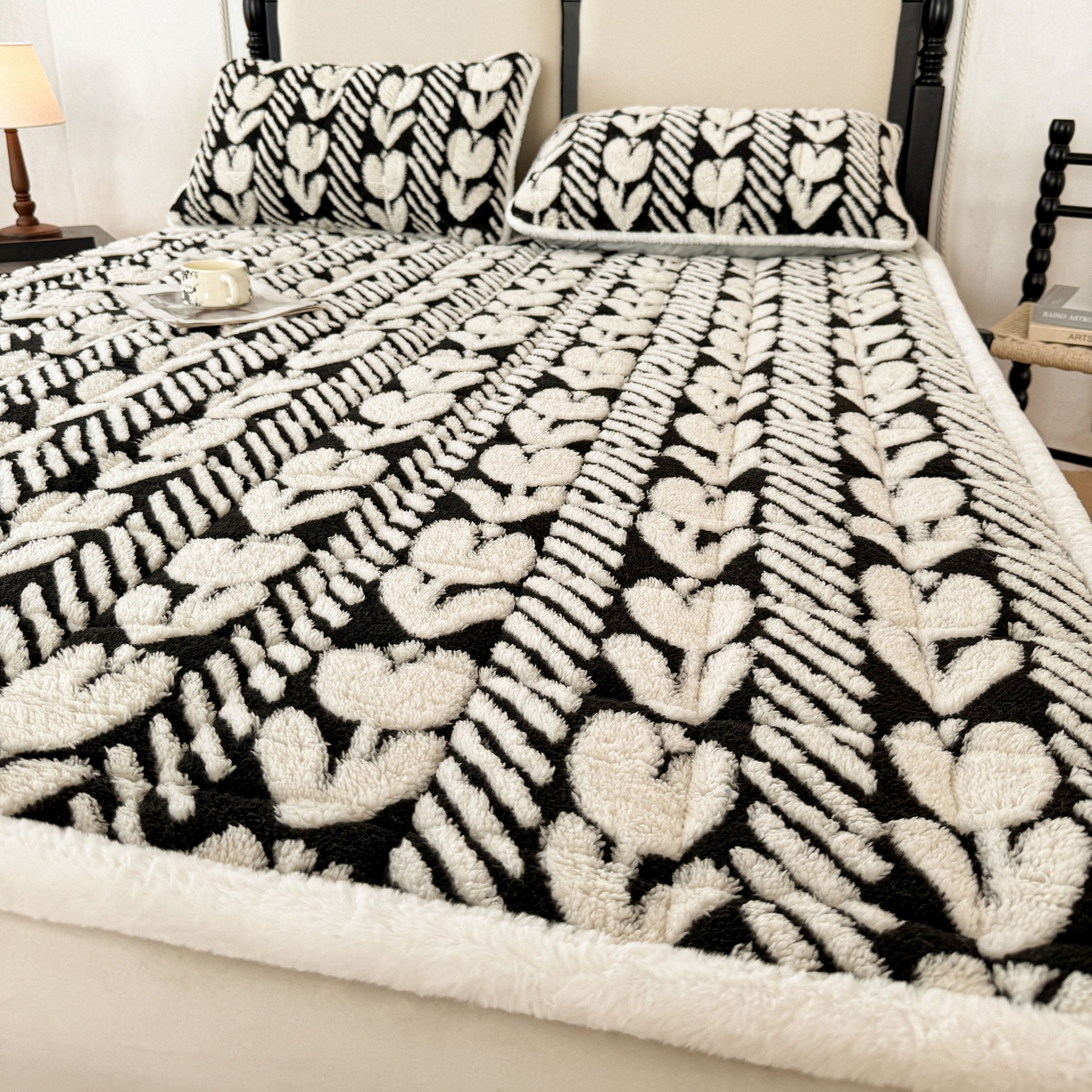 91家纺网 家纺一手货源 找家纺 LIFE.丽芙 2025秋冬新款色纱提花舒棉绒加厚夹棉床垫床护垫单件简约床褥床垫子三件套 郁金香-黑白