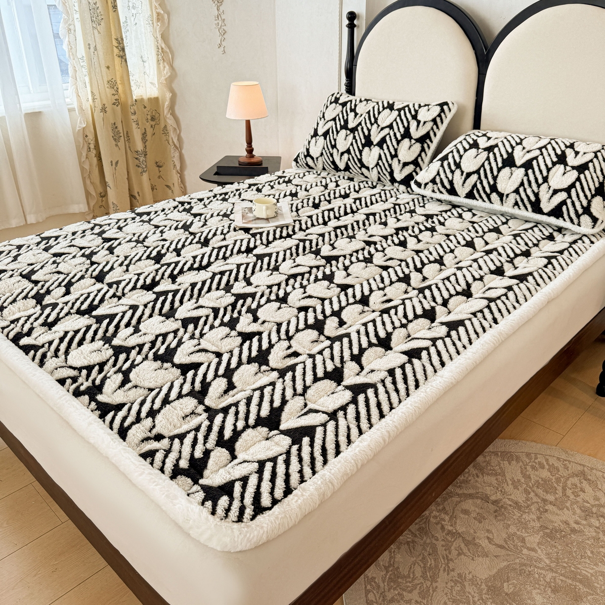 91家纺网 家纺一手货源 找家纺 LIFE.丽芙 2025秋冬新款色纱提花舒棉绒加厚夹棉床垫床护垫单件简约床褥床垫子三件套 郁金香-黑白