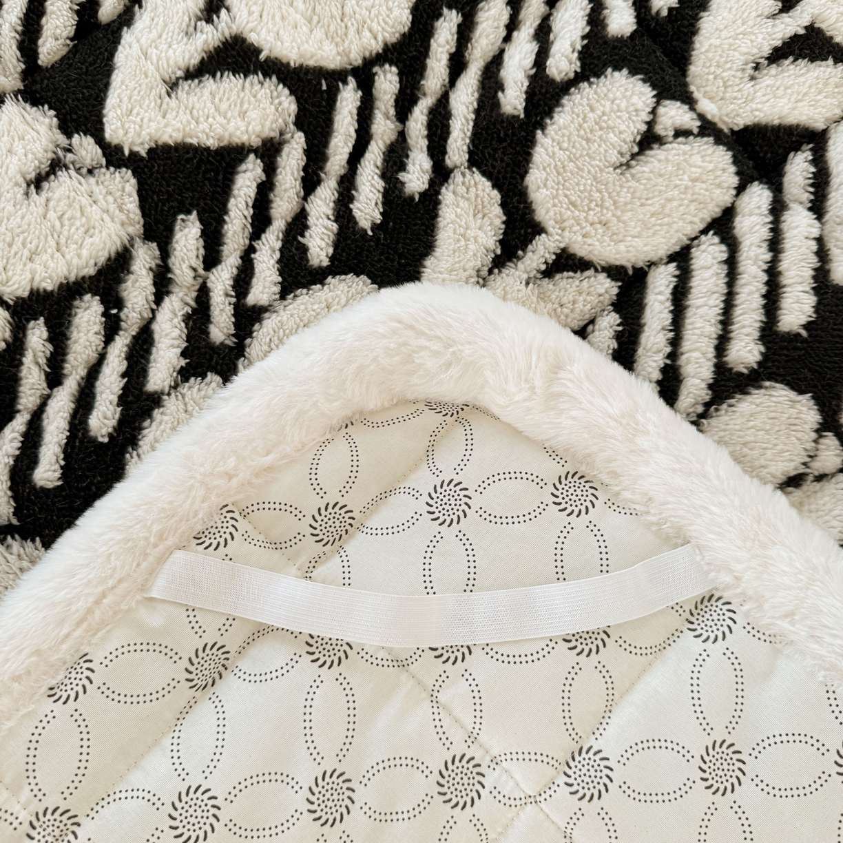 91家纺网 家纺一手货源 找家纺 LIFE.丽芙 2025秋冬新款色纱提花舒棉绒加厚夹棉床垫床护垫单件简约床褥床垫子三件套 郁金香-黑白