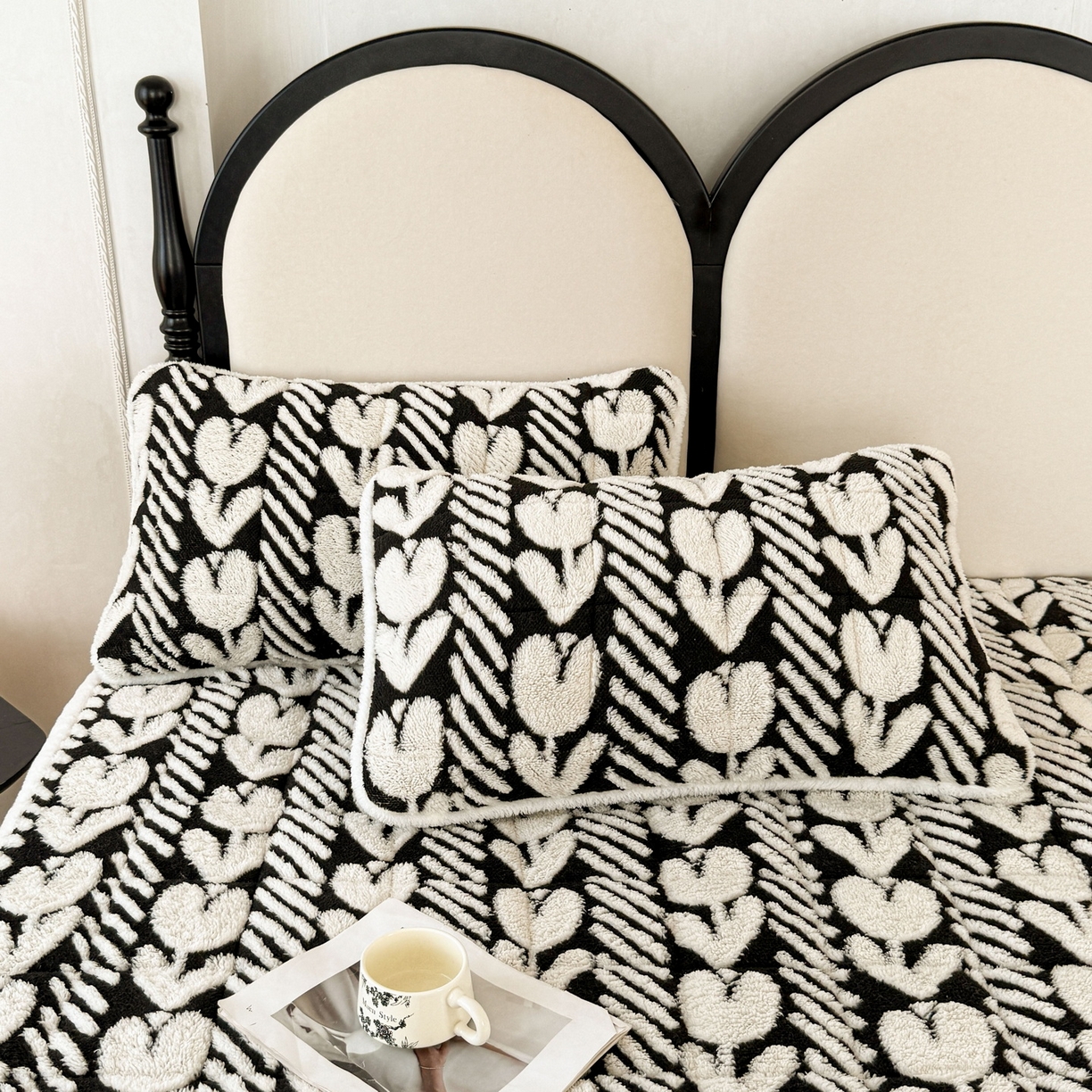 91家纺网 家纺一手货源 找家纺 LIFE.丽芙 2025秋冬新款色纱提花舒棉绒加厚夹棉床垫床护垫单件简约床褥床垫子三件套 郁金香-黑白