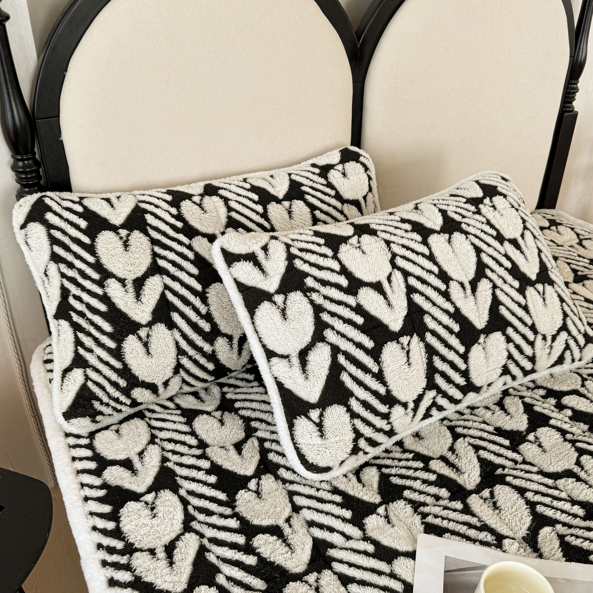 91家纺网 家纺一手货源 找家纺 LIFE.丽芙 2025秋冬新款色纱提花舒棉绒加厚夹棉床垫床护垫单件简约床褥床垫子三件套 郁金香-黑白