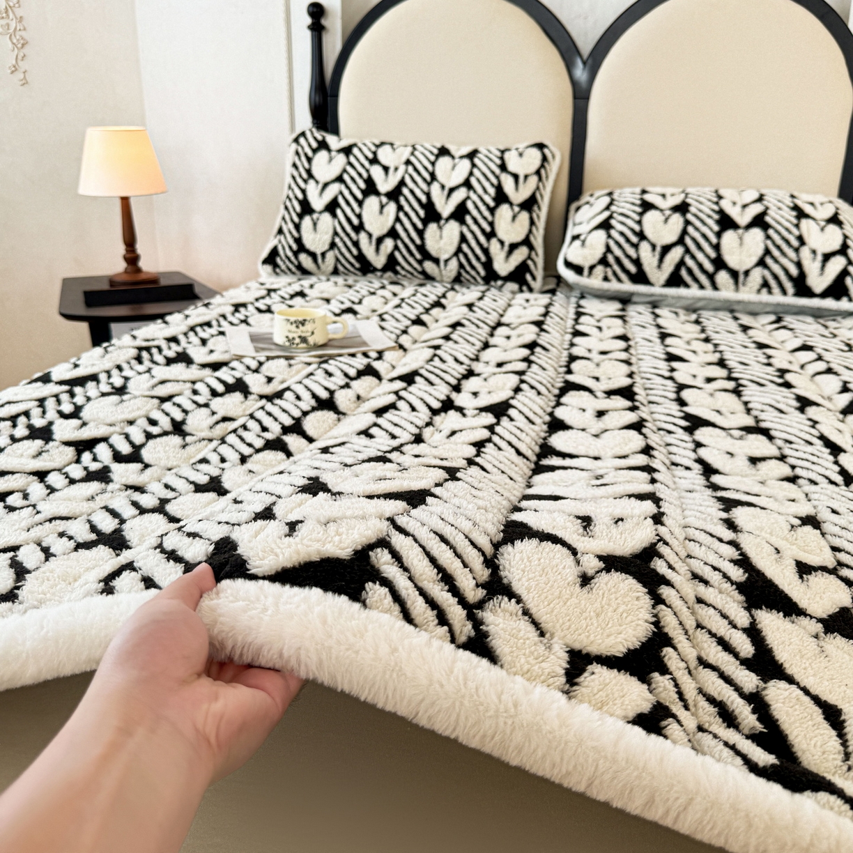 91家纺网 家纺一手货源 找家纺 LIFE.丽芙 2025秋冬新款色纱提花舒棉绒加厚夹棉床垫床护垫单件简约床褥床垫子三件套 郁金香-黑白