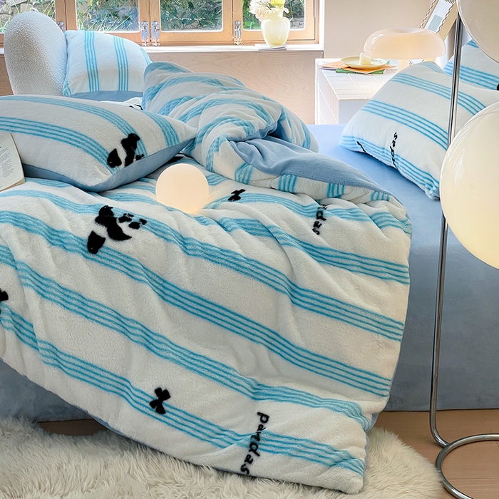 91家纺网 家纺一手货源 找家纺 安哆啦家纺 2025新款高克重兔毛绒印花牛奶绒四件套 条纹熊猫