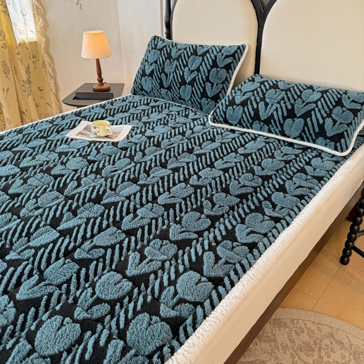 91家纺网 家纺一手货源 找家纺 LIFE.丽芙 2025秋冬新款色纱提花舒棉绒加厚夹棉床垫床护垫单件简约床褥床垫子三件套 郁金香-蓝灰