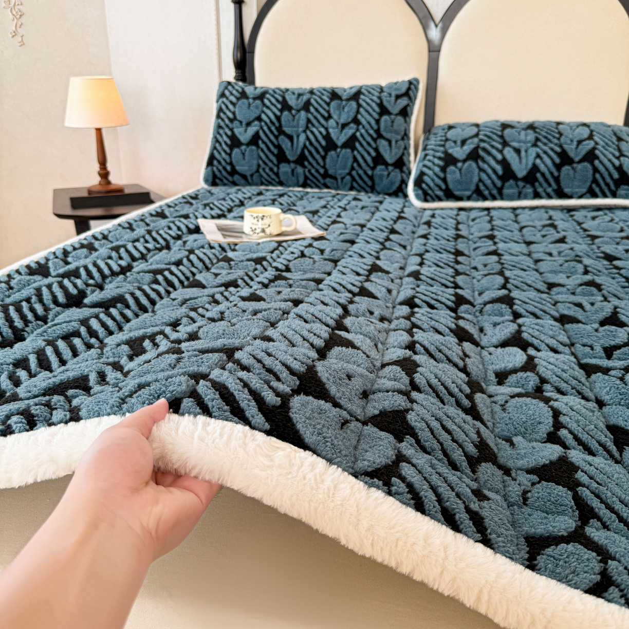 91家纺网 家纺一手货源 找家纺 LIFE.丽芙 2025秋冬新款色纱提花舒棉绒加厚夹棉床垫床护垫单件简约床褥床垫子三件套 郁金香-蓝灰