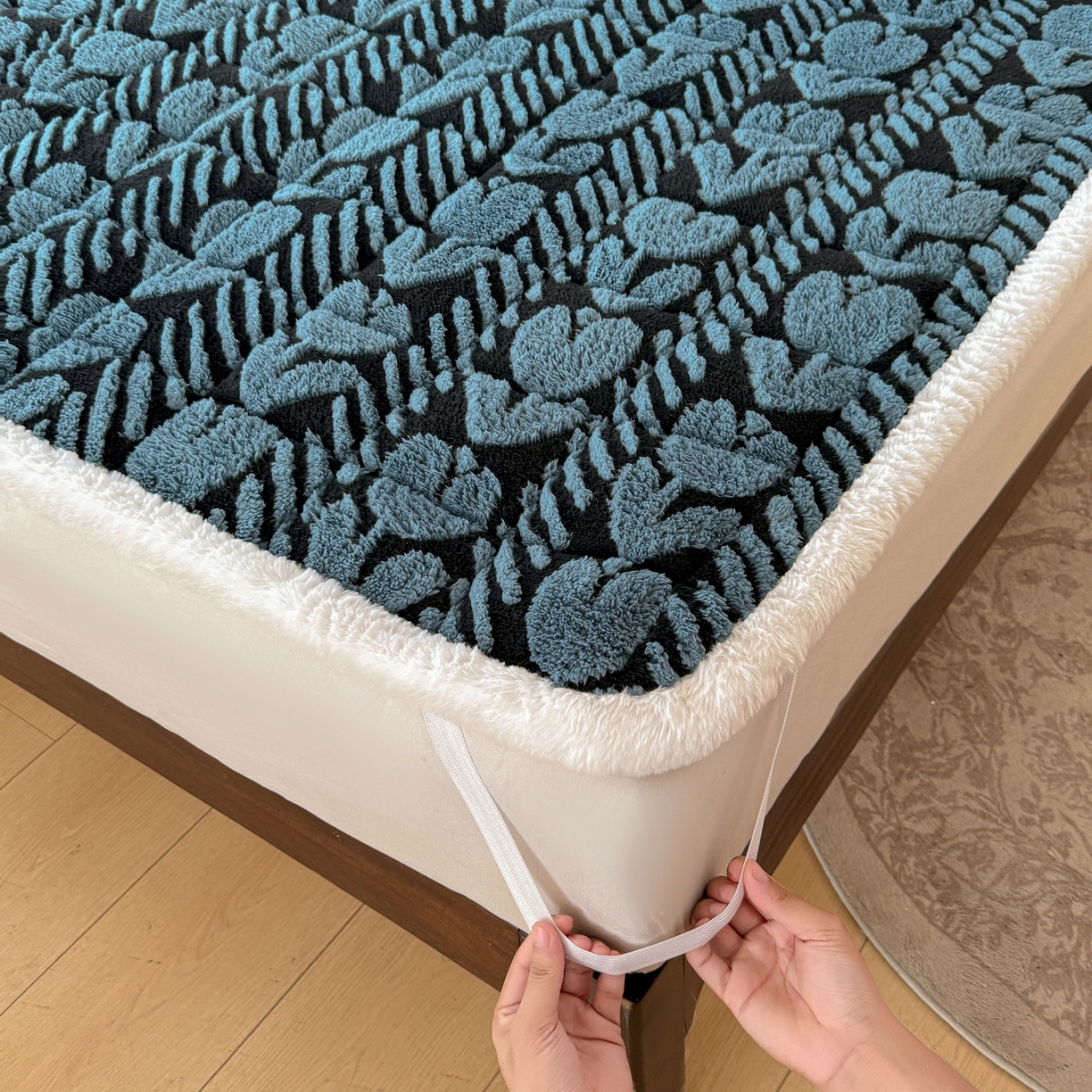 91家纺网 家纺一手货源 找家纺 LIFE.丽芙 2025秋冬新款色纱提花舒棉绒加厚夹棉床垫床护垫单件简约床褥床垫子三件套 郁金香-蓝灰