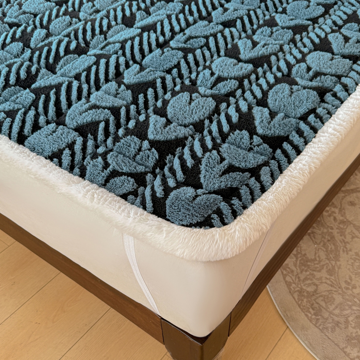 91家纺网 家纺一手货源 找家纺 LIFE.丽芙 2025秋冬新款色纱提花舒棉绒加厚夹棉床垫床护垫单件简约床褥床垫子三件套 郁金香-蓝灰