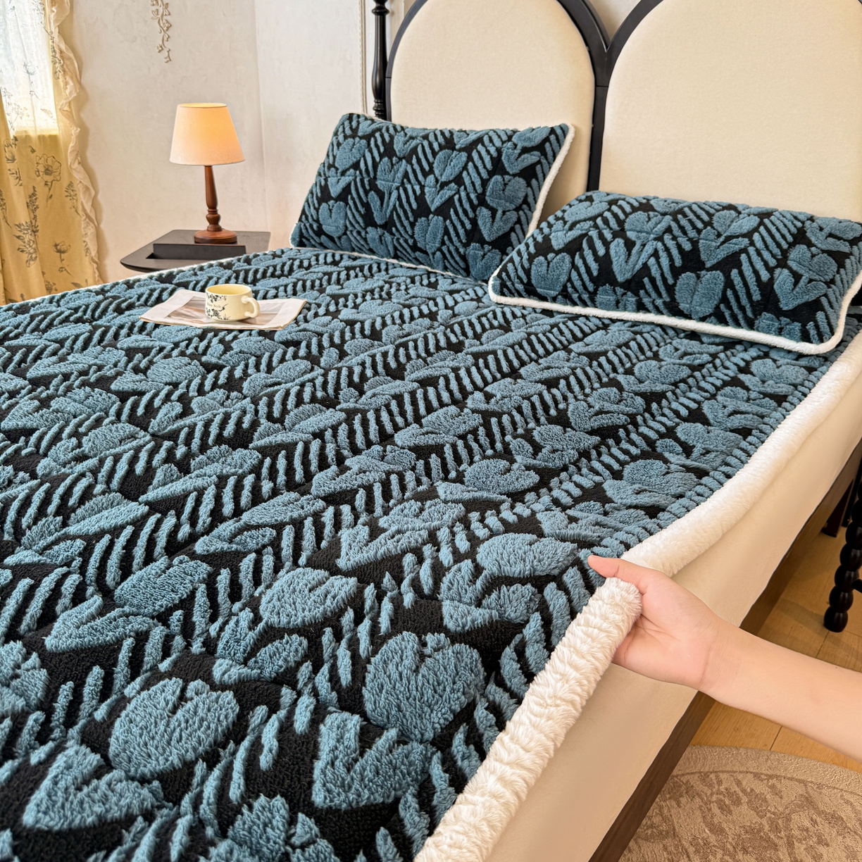 91家纺网 家纺一手货源 找家纺 LIFE.丽芙 2025秋冬新款色纱提花舒棉绒加厚夹棉床垫床护垫单件简约床褥床垫子三件套 郁金香-蓝灰