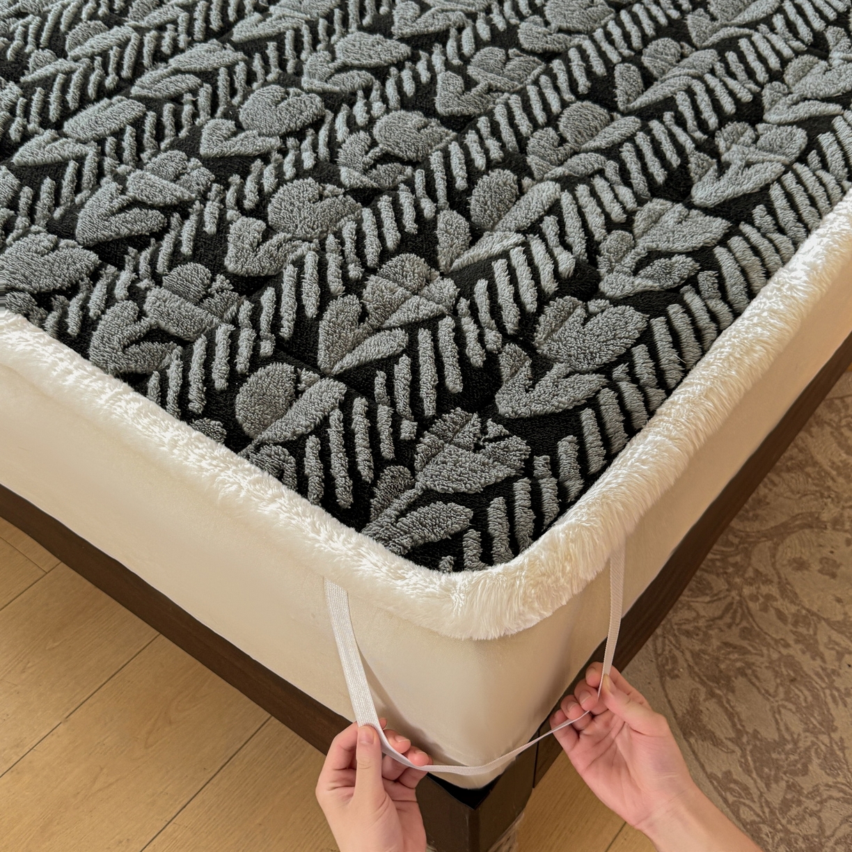 91家纺网 家纺一手货源 找家纺 LIFE.丽芙 2025秋冬新款色纱提花舒棉绒加厚夹棉床垫床护垫单件简约床褥床垫子三件套 郁金香-灰色