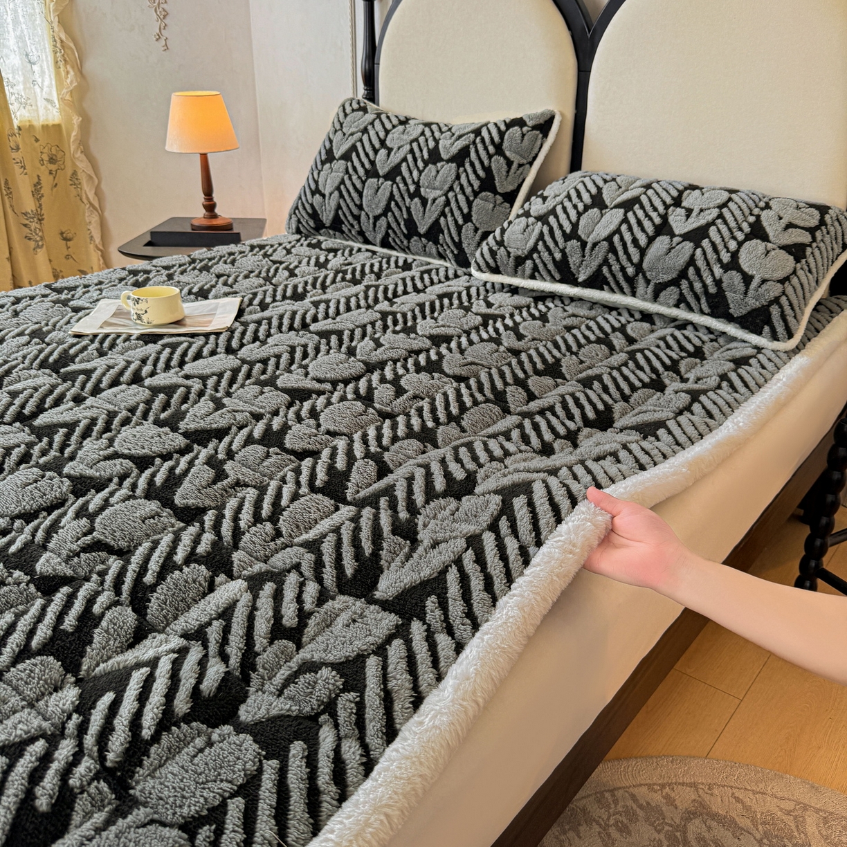 91家纺网 家纺一手货源 找家纺 LIFE.丽芙 2025秋冬新款色纱提花舒棉绒加厚夹棉床垫床护垫单件简约床褥床垫子三件套 郁金香-灰色