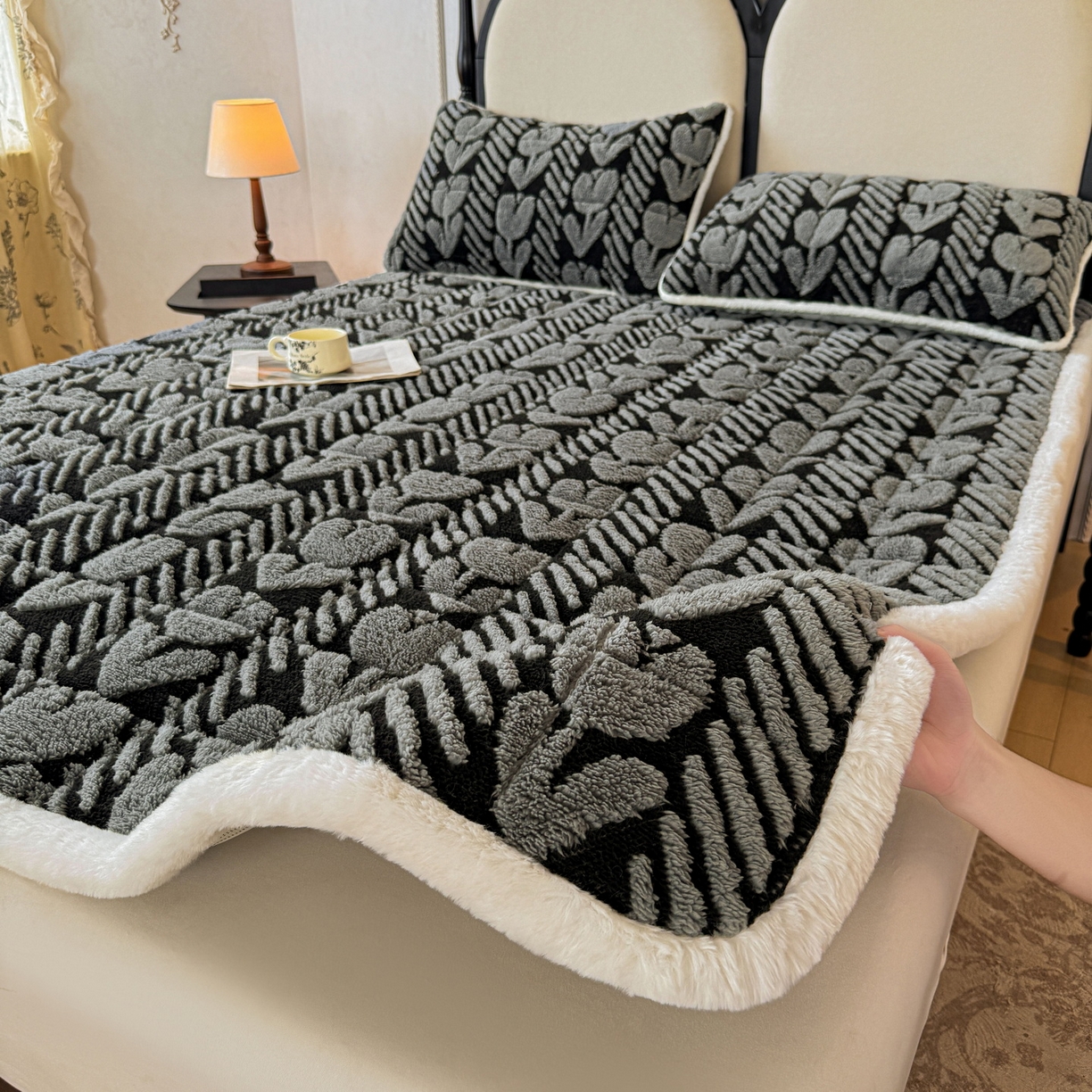 91家纺网 家纺一手货源 找家纺 LIFE.丽芙 2025秋冬新款色纱提花舒棉绒加厚夹棉床垫床护垫单件简约床褥床垫子三件套 郁金香-灰色