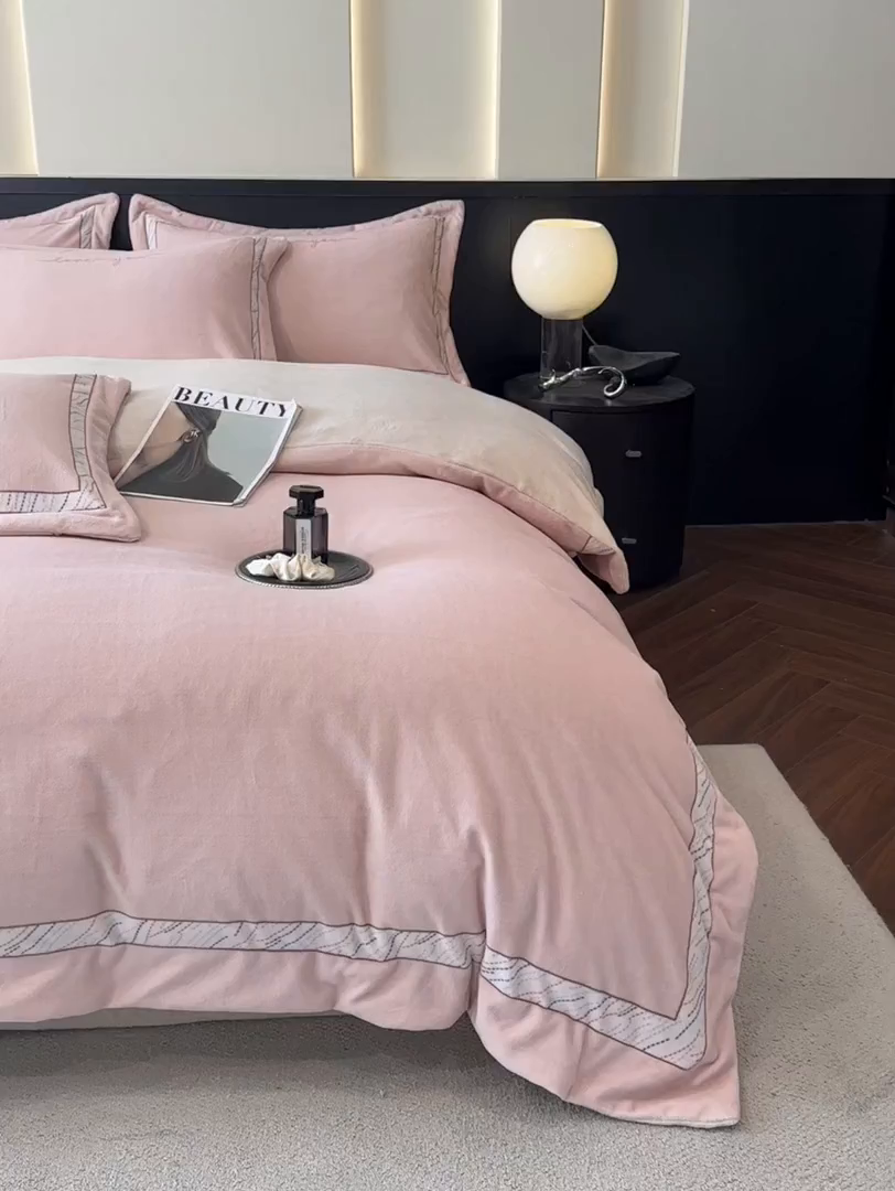 91家纺网 家纺一手货源 找家纺 星座家纺 2025新款轻奢牛奶绒四件套-极简系列 蜜桃粉